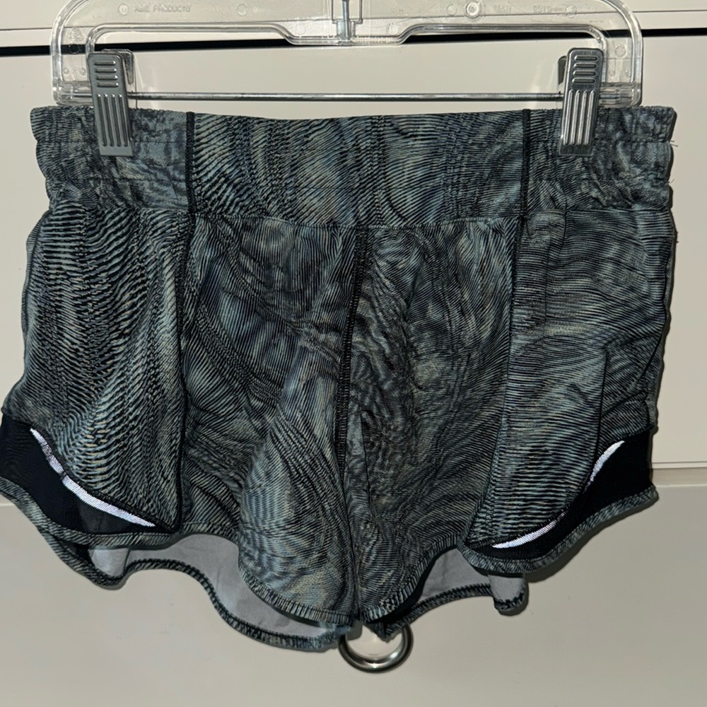 Lululemon Hotty Hot Low-Rise Shorts- Green Pattern, Size 6